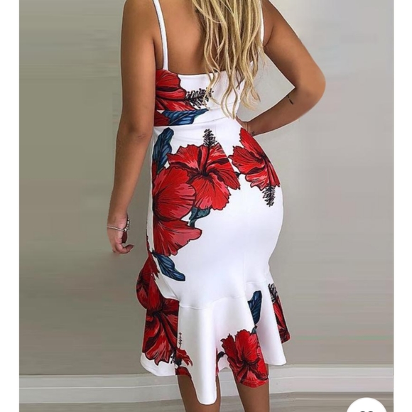 🌹PRICE DROP🌹Spaghetti Strap Floral Dress - Picture 2 of 4